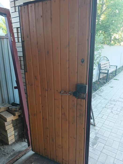 Металлическая прочная дверь