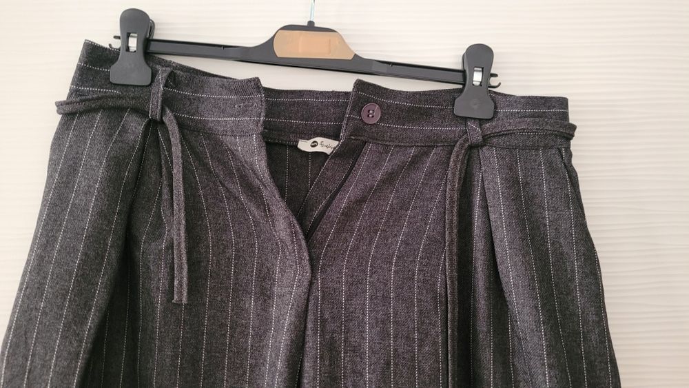 Pantaloni tip fusta