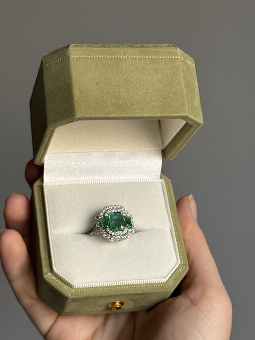 Кольцо с изумрудами и бриллиантами