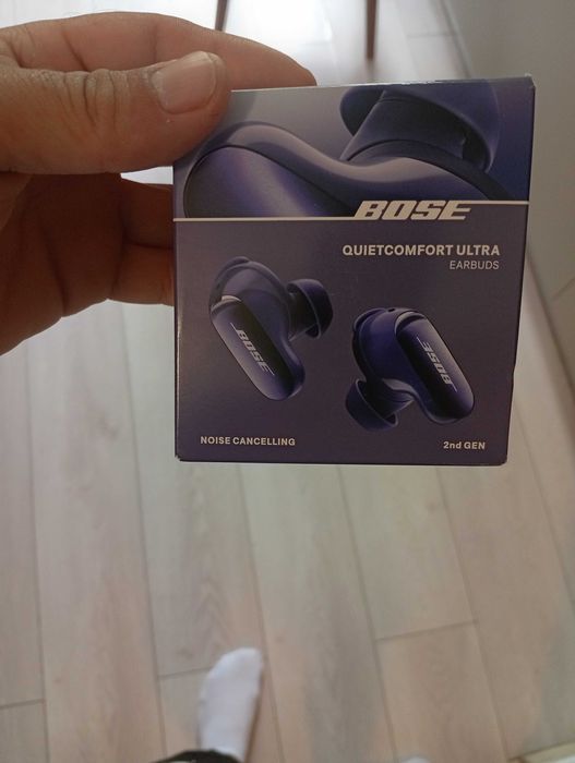 Căști bose desigilate pentru prezentare