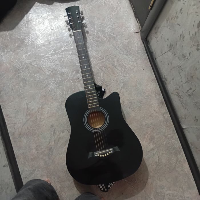 продам гитару с комплектацией