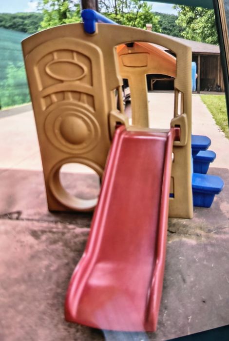 Spatiu joaca ,tobogan, căsuța