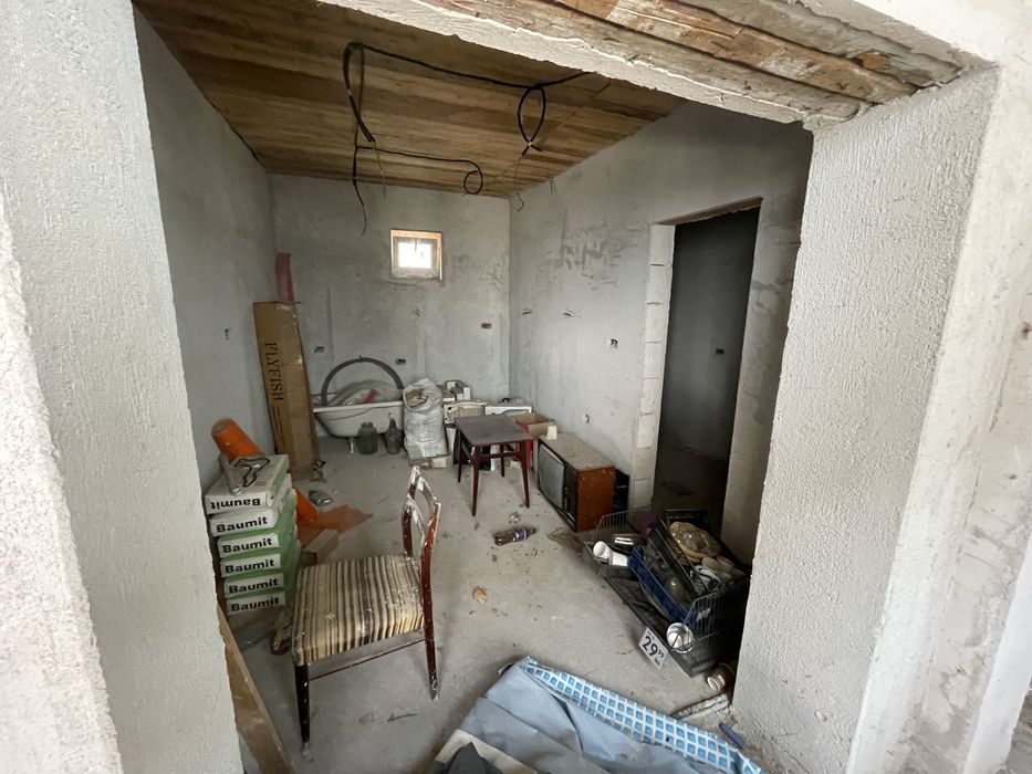 Vand casa, semifinisata. Propietar!