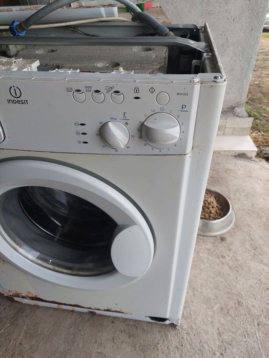Пералня Indesit на части.