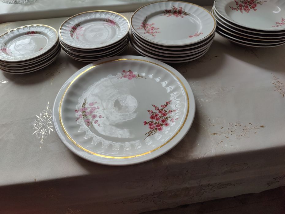 Продам фарфоровый сервиз на 6 персон