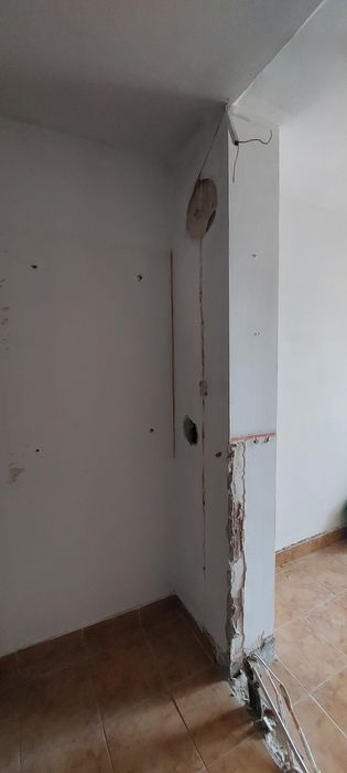 Demolari Taieri Betoane ,Decopertari  Gresie si Faianta ,Canelari Ins : Electrice si Sanitare.