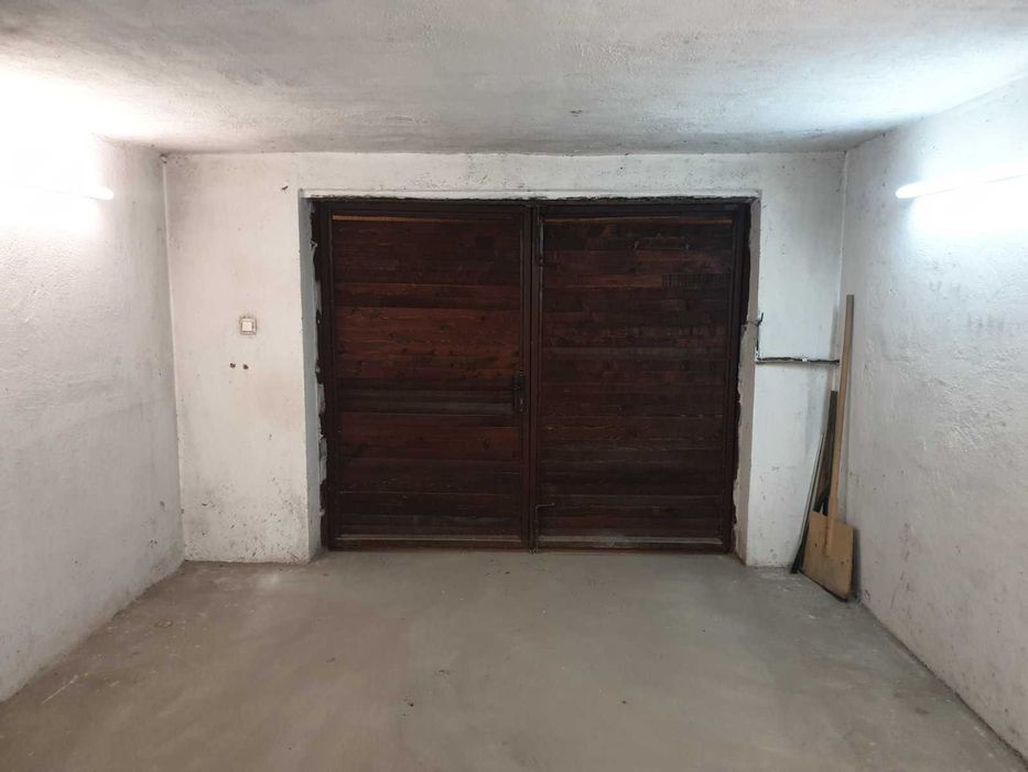 Дава се под наем Гараж / Паркомясто в София, Център - 18 кв.м за 142.8 € - Снимка #2