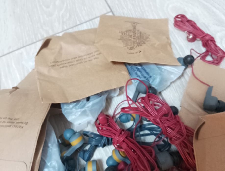 Карманные проводные наушники.