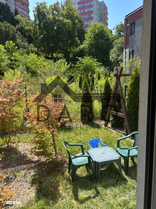 Apartament de închiriat cu un mic spațiu verde ,zona centrală TG Mu