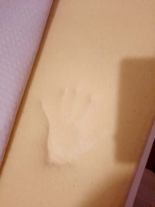 Vând pat 90/200, cu somiera. Saltea spuma memorie se vinde separat