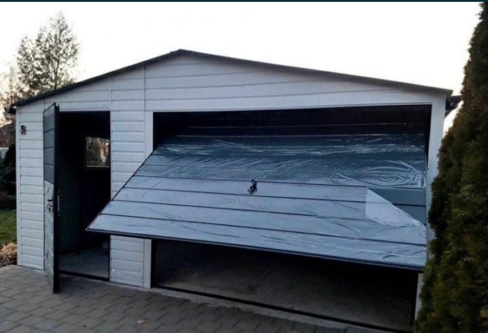 Vând garaj auto pe structura metalica