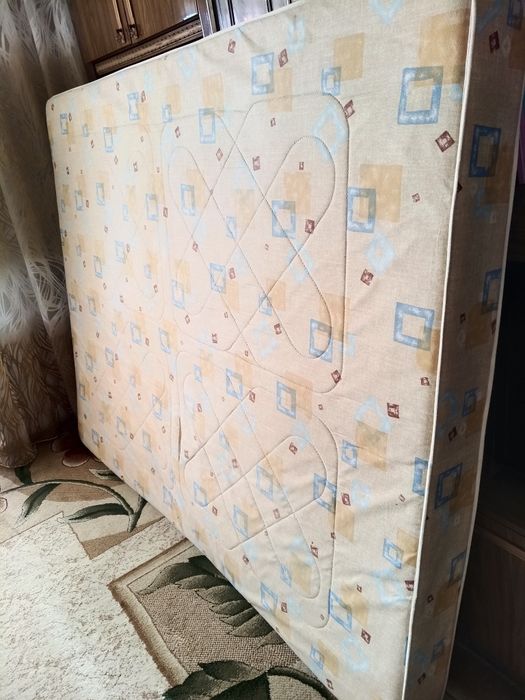 Отдам матрас пружинный