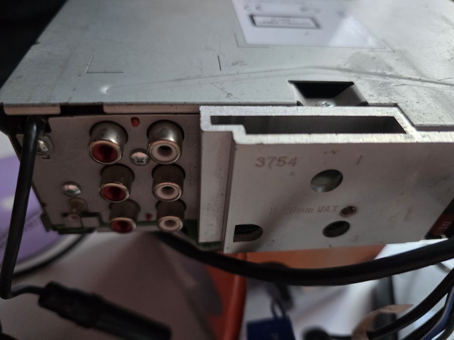 Продавам Kenwood kdc-bt73dab