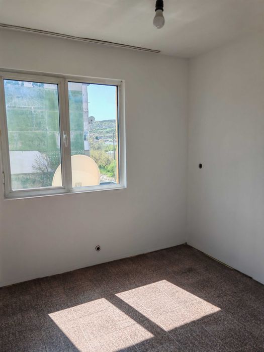 Продавам двустаен апартамент в кв. Деленките с. Айдемир