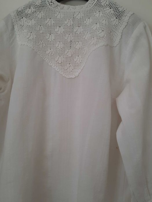 Camasa cu broderie manuala aplicata pe panza tesuta in casa
