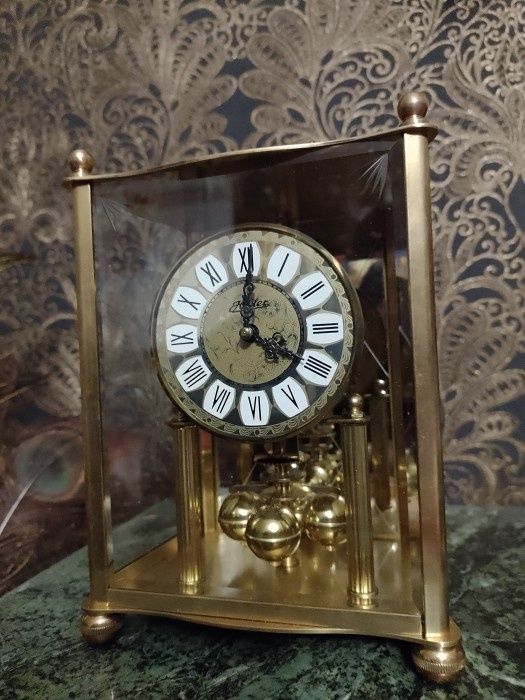 Un superb ceas de birou,șemineu aniversar cu întoarcere la un an mecan