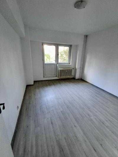 Ofer spre  inchiriere apartament ultracentral, nemobilat, 3 camere,  str. N. Balcescu, (cu intrare si de pe Calea Bucuresti), etaj 1