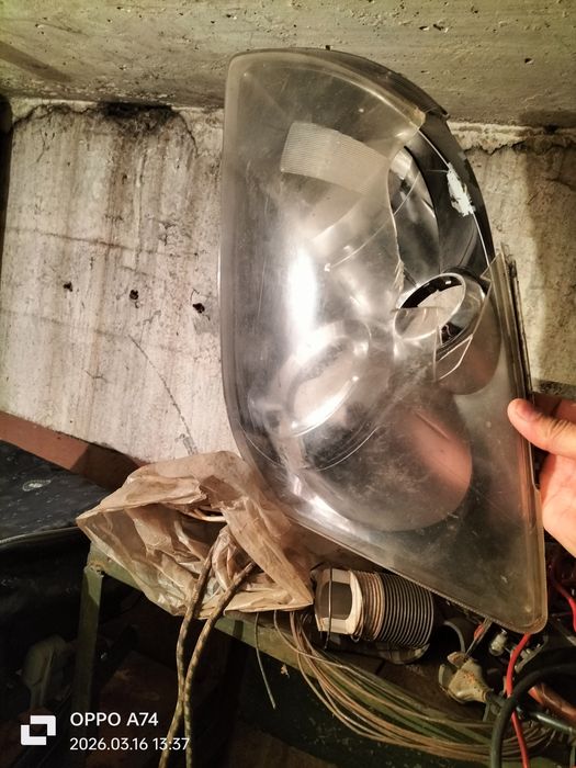 Фары таета авенсис  2008