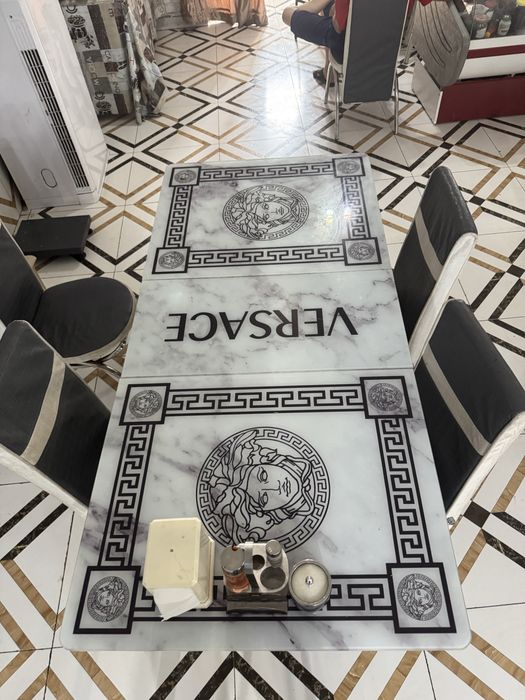 стол по 4 стуля.