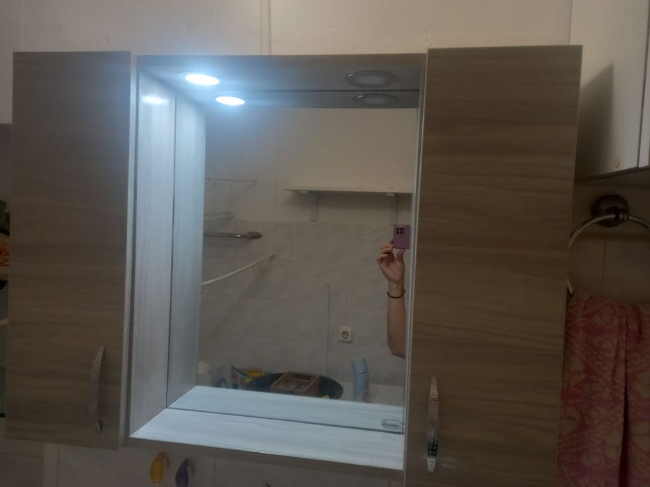 Chiuveta și dulap de baie