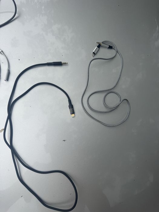 Аксесоари за iPhone: Зарядни, Lightning към AUX кабели и преходници