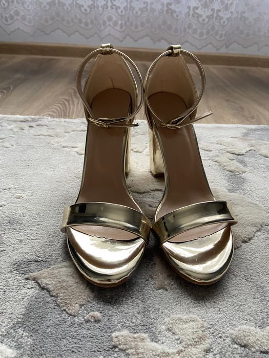 Sandale aurii cu toc gros