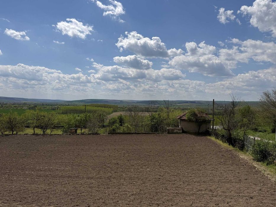 Двуетажна къща 130 кв.м, двор 770 кв.м, река Янтра - с. Белцов
