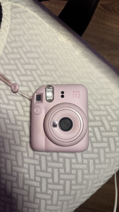 instax mini 12 в хорошем состоянии