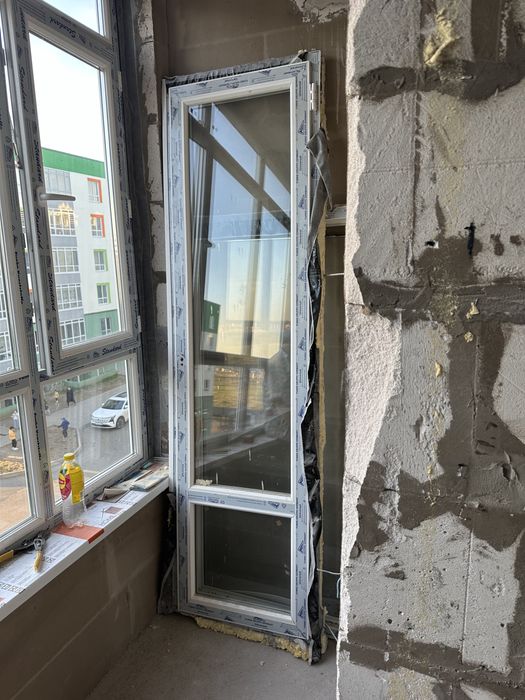 Пластиковый двери и окно