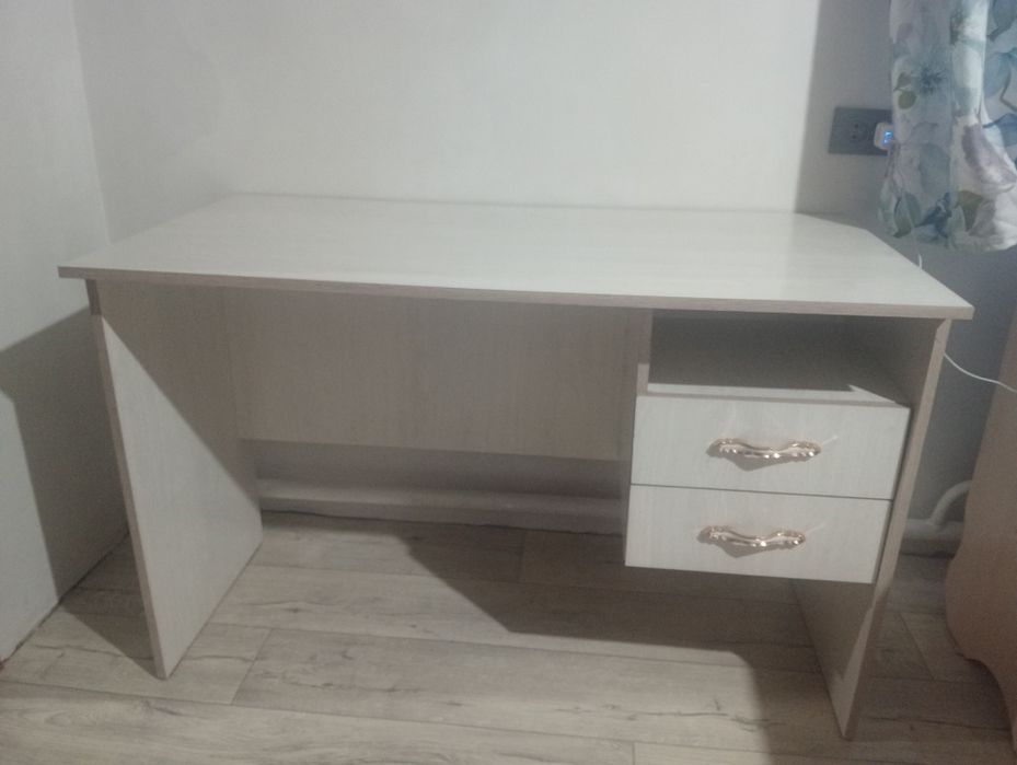 Письменный стол с ящиками