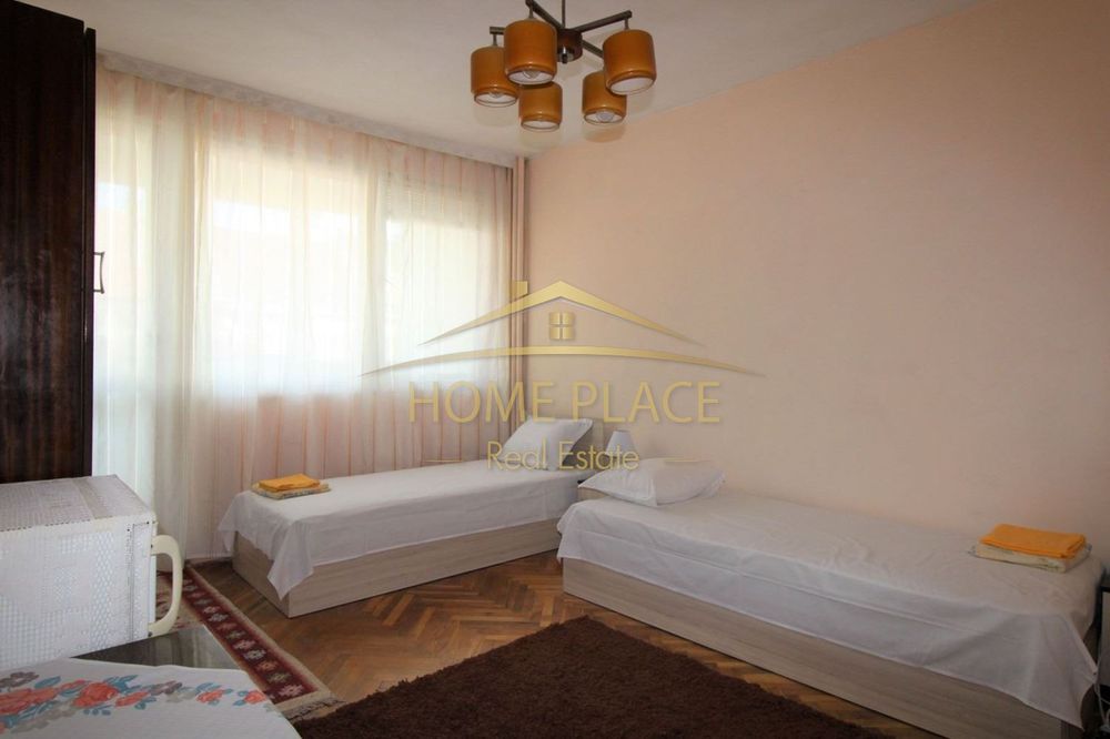 Просторен тристаен обзаведен апартамент до Спортна Зала.