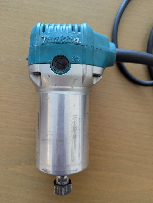 Makita RT0700C оберфреза / тример – с две бази и прахоулавяне