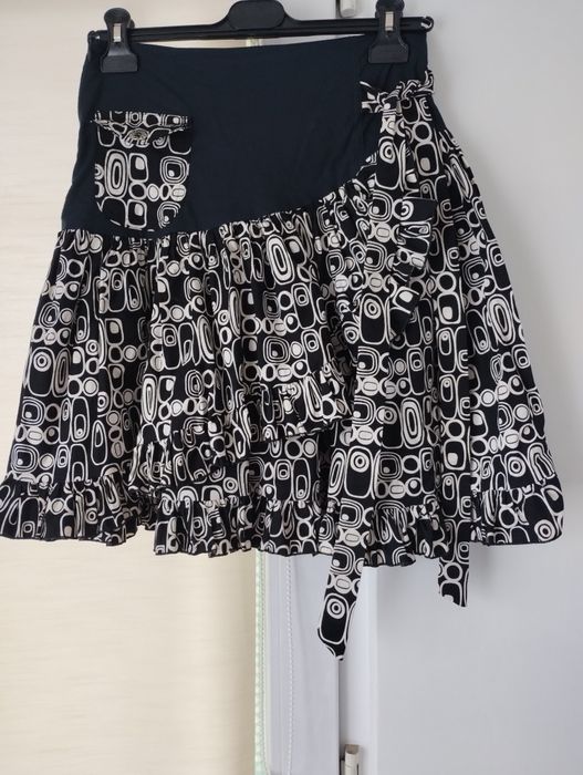 Rochiță cu volane cu model geometric,prezinta buzunar,volane suprapuse care ofera volum