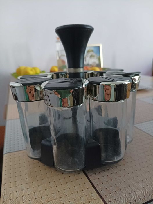 Сет за подправки с осем бурканчета