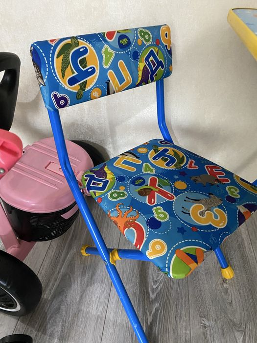 Продам столик алфавит и стулом