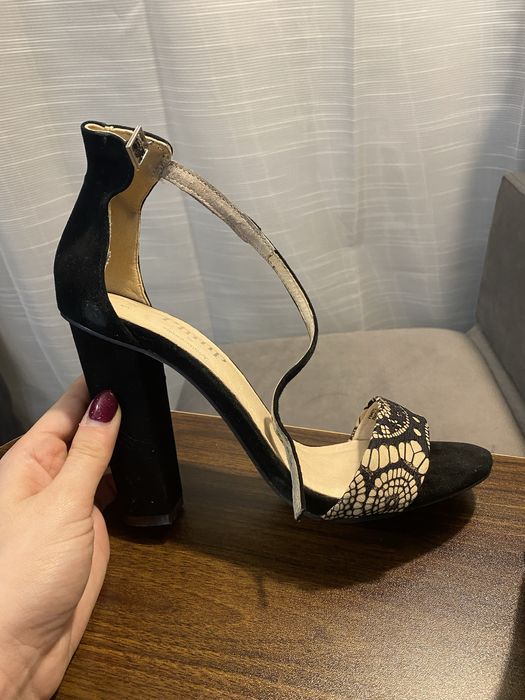 Велурени сандали на ток