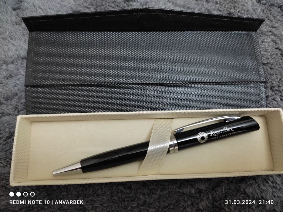 Ручка, визитница и брелок.