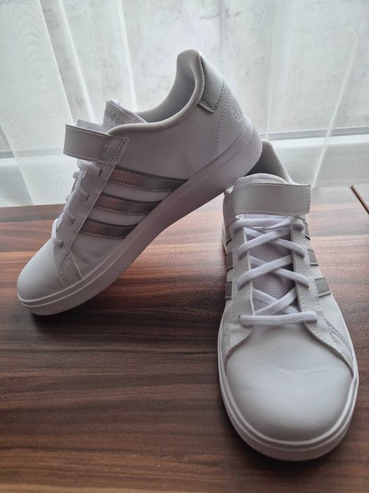 Бели маратонки Adidas