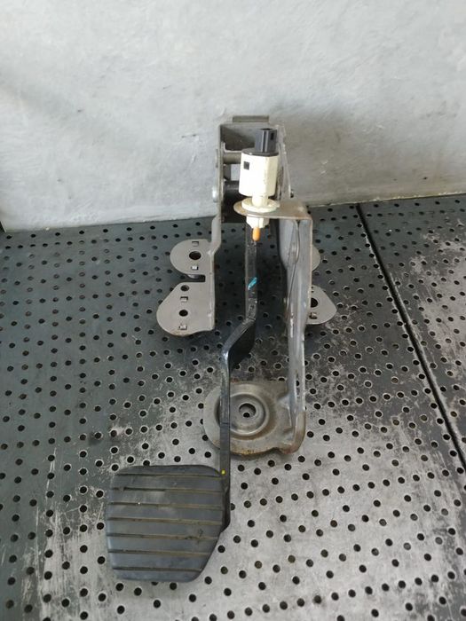 pedala frana 1.5  dci  renault megane 3  465010015r
