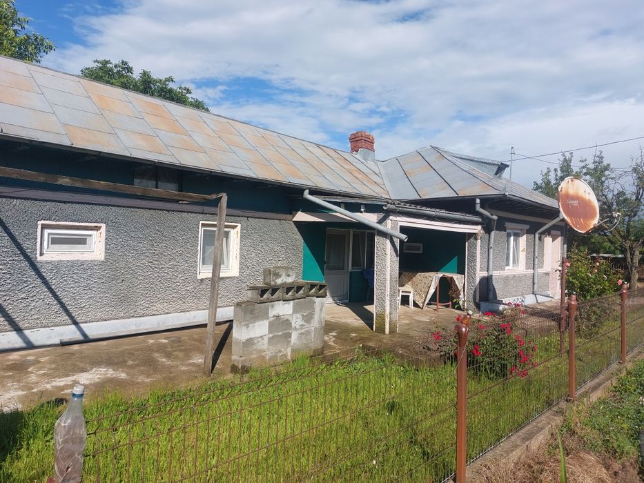 Casa de vânzare cu 2400 mp și pădure de salcâm 3200mp