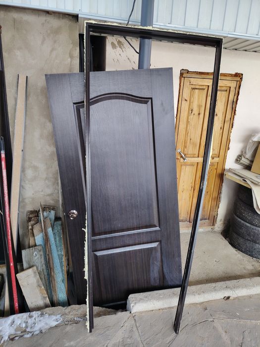 Деревянный дверь