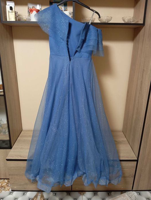 Продавам рокля по нея нито едно петно няма също така и няма скъсано.