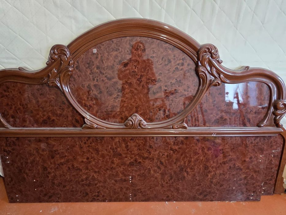 Двуспальная кровать