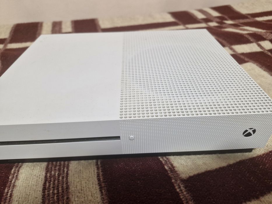Xbox One S 1TB cu controller si cateva jocuri