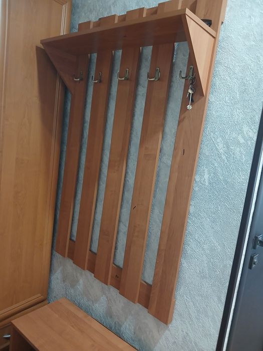 Продам вешалку и тумбу