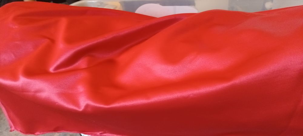 Matase la sul culoare vișina,  lățime = 1,40 m .lungime = 50m. Noua.