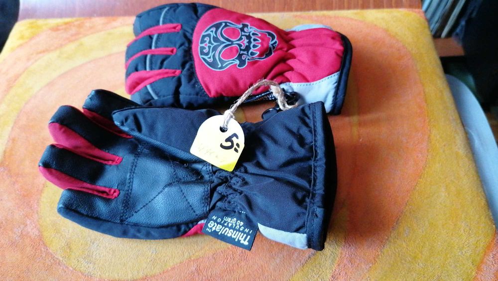 Продавам детски топли водоустойчиви ръкавици с пръсти и гумирани откъм