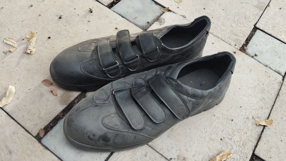 Продам мужские кроссовки