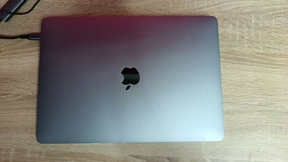 MacBook Pro cu cip M1, 8 GB RAM și 256 GB stocare