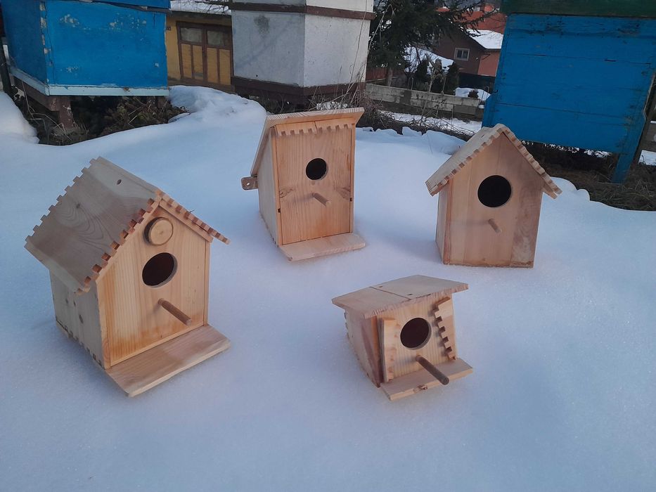 Дървени къщички, пчелно масло и пръчки за захарен памук.